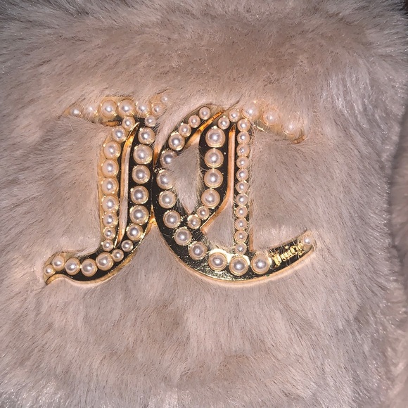 ⚠️ SOLD ⚠️ 🆕 -Juicy Couture Beige Fuzzy Slippers with Gold & Pearl Detail - Picture 4 of 8